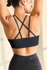 Top deportivo negro con espalda cruzada y breteles finos.