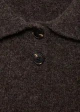 Jersey de punto grueso marrón con cuello polo y cierre de botones.