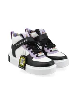 Zapatillas de media caña blancas con detalles en negro y lila. Cierre con cordones negros y tira de velcro blanca con la palabra "Friends".