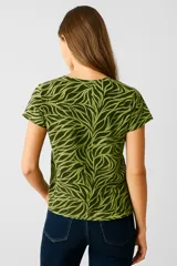 Remera de manga corta color celeste con estampado de flores en tonos grises y violetas, cuello redondo y corte clásico.