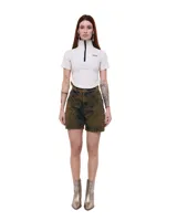 Short de denim color ámbar con vetas oscuras, tiro medio/alto, calce relajado y largo medio.