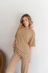 Remerón de viscosa con estampado a rayas horizontales color marrón y beige.