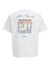 Camiseta blanca de manga corta y cuello redondo con calce holgado. Estampa en la espalda con impresión de goma de tacto suave con dibujo de una tienda.