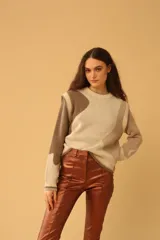 Sweater de punto color beige con diseño abstracto en tonos marrones.