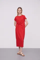 Vestido midi rojo de corte recto con mangas cortas y detalle de nudo en la parte delantera.