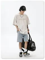 Remera de manga corta color nude, confeccionada en tela tipo gamuza suave, con estampado frontal que incluye el texto "Health Exercise" en dorado y la palabra "PAINS" debajo.