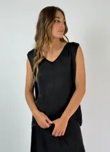 Musculosa negra de viscosa con escote en V y breteles finos.