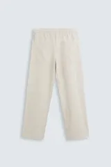 Pantalón de lino color marrón oscuro, de corte recto y relaxed fit. Tiene cintura elástica ajustable con cordón, bolsillos frontales y traseros de parche.