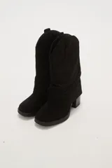 Bota corta de gamuza negra, estilo cowboy, con caña arrugada y taco ancho y alto.