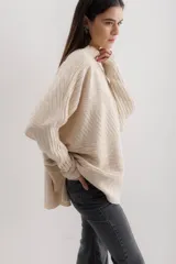 Sweater gris de punto con cuello alto y diseño de líneas horizontales en relieve.