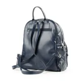 Mochila azul acolchada de símil cuero soft, con diseño entretejido y logo XL Extra Large al frente.