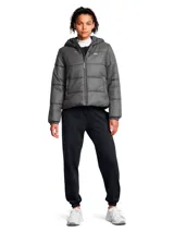 Campera puffer gris con capucha, cierre frontal y logo de Under Armour en el pecho.