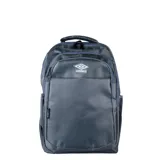 Mochila Umbro gris con detalles en negro y logo de la marca en el frente. Cuenta con múltiples compartimentos con cierre, correas ajustables y asa superior. Ideal para uso diario o deportivo.