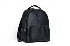 Mochila negra de cuero sintético con logo grabado en el frente, asa de mano y correas acolchadas ajustables.