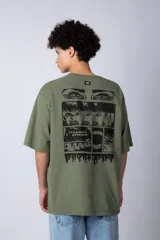 Remera verde militar de corte oversize con estampado negro en el frente.