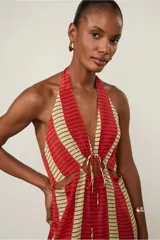 Mono largo de viscosa con estampado a rayas rojas y amarillas, corte holgado, escote halter en V ajustable con lazos y espalda descubierta.