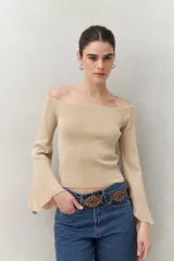 Top tejido color beige con escote off-shoulder y mangas largas acampanadas.