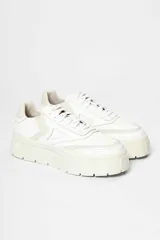 Zapatillas urbanas blancas con suela de plataforma track y detalle de pespuntes.