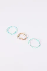 Set de pulseras elásticas con cuentas de colores turquesa, blanco y rosa. Una de las pulseras incluye cuentas con forma de conchas marinas.