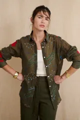 Camisa beige con estampado de motivos marinos en tonos azules y verdes. De corte recto, con cuello mao y mangas 3/4.