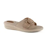Sandalia de confort color beige con hebilla dorada decorativa.