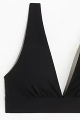 Soutien negro de microfibra suave con breteles ajustables y copas con relleno extraíble que moldean el busto y proporcionan una buena sujeción. Sin cierre.