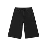 Bermuda negra de denim 100% algodón, corte ancho y tiro alto.