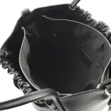 Cartera tipo tote chica color negro, confeccionada en cuero sintético graneado. Tiene doble asa corta, correa larga regulable y extraíble, cierre superior, herrajes plateados, un compartimento principal con dos bolsillos abiertos y uno con cierre.
