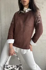 Sweater color chocolate de hilo calado en los hombros y mangas.