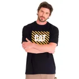 Remera negra de manga corta con estampa frontal de la marca Caterpillar en amarillo y blanco sobre un fondo de rayas diagonales amarillas y negras.