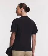 Camisa de chiffon negra con cuello en V, volado delantero y manga corta.