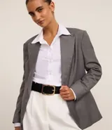 Cinturón negro de cuero sintético con hebilla cuadrada dorada.