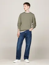Buzo verde militar de Tommy Hilfiger, de corte clásico con cuello redondo y mangas largas. Presenta un pequeño logo bordado en el pecho y un bolsillo con cremallera en la manga izquierda.