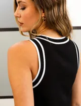 Musculosa negra de tejido elastizado con vivos blancos en cuello y sisas, marca Cable & Gauge.