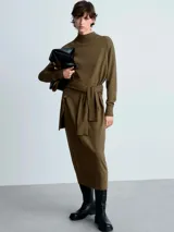 Vestido midi de punto fino color verde oliva, con cuello alto, manga larga y lazo para ajustar en la cintura.