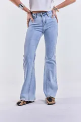 Pantalón de jean celeste de tiro medio, corte ajustado hasta la rodilla y acampanado en la parte inferior, con lycra y terminación desflecada.