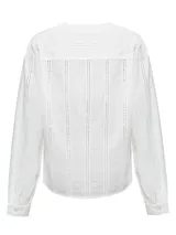 Blusa color verde claro, de manga larga con puños definidos y escote en V. Confeccionada en algodón orgánico con calado en la tela.