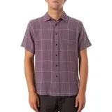 Camisa violeta a cuadros blancos, de manga corta y corte recto. Tiene cuello clásico, cierre con botones y bolsillo en el pecho.