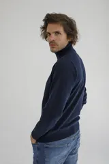 Sweater color marrón claro de punto con cuello alto.