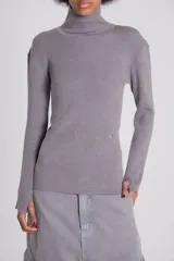 Polera de punto gris con cuello alto y mangas largas, de corte ajustado.
