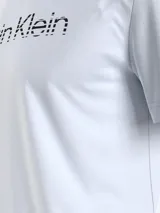 Remera blanca de manga corta con cuello redondo y logo Calvin Klein estampado en el pecho con efecto degradado.
