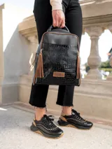 Zapatillas deportivas urbanas de cuero vacuno color blanco con detalles en cuero color beige y trenzado artesanal.