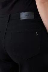 Bermuda de jean color negro, corte a la rodilla, con cinco bolsillos y presillas para cinturón.