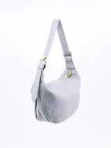 Cartera tipo hobo de cuero sintético negro con cierre superior y herrajes dorados.