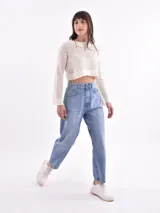 Sweater tejido de punto calado color blanco, de corte crop y mangas largas acampanadas.