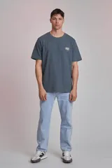 Remera gris con estampado pequeño en el pecho.