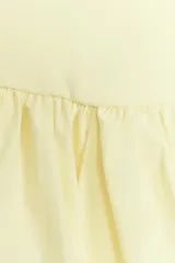 Vestido corto marrón con cuello halter con lazada y escote pico.