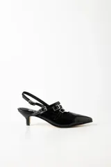 Zapatos de tacón negros de charol con punta fina, múltiples correas con hebillas plateadas y logo de la marca en la plantilla.