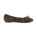 Balerinas con estampado animal print de leopardo en tonos marrones y negros, con moño decorativo en la punta.