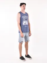 Musculosa gris con estampado de Nueva York en el frente.